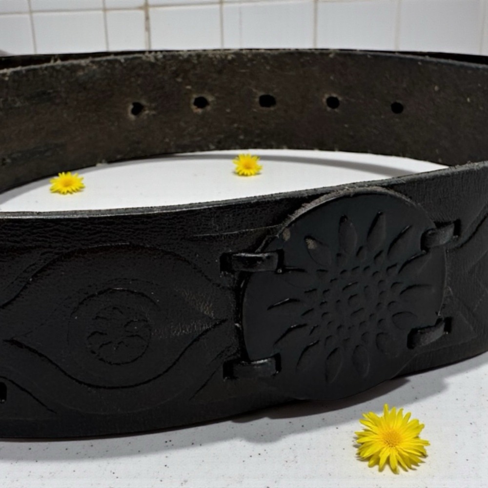 Vintage 🌼Fossil Leather Tooled Floral Belt Y2K Boho Hippie Brass Buckle Large